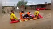 ¡Los llegan a rescatar! Evacúan a pobladores cuyas viviendas se inundaron por intensas lluvias en Piura