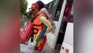 Piura: cargan en hombros a pasajeros de una combi que quedó atrapada en calle inundada