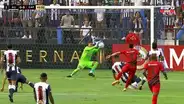 ¡Avisó la 'joya'! Vitor Roque fusila, pero Campos reponde y se luce con una atajada