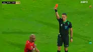 ¡Roja! Andrés Andrade le 'rompió' la cintura a Heleno y provocó la expulsión del defensor