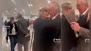 Adulto mayor recibe a su esposa con flores e imágenes conmueven las redes: “Mi meta en la vida”