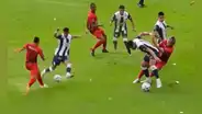 El sensacional cruce de Carlos Zambrano contra 'joya' de Paranaense que se volvió viral
