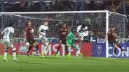 ¡Era penal para Universitario! El VAR no cobra mano de Tarragona en el área de Gimnasia