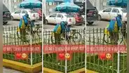 Anciano vendedor de helados es captado jugando con un perrito de la calle: "Lo más tierno que verás"