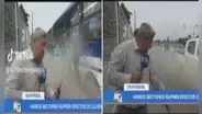 Reportero hace transmisión de inundación y bus pasa a toda velocidad por su lado: “Se empapó de información”