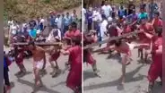 Hombre que interpretaba a Jesús en el vía crucis olvida su papel y se defiende de latigazos