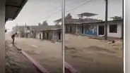 Niños arriesgan sus vidas bañándose en torrente caudaloso formado por intensas lluvias en Piura