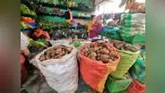 Accesos a los mercados de JLO y Chiclayo en medio de desagües