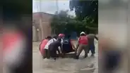 Piura: ministra de Vivienda cruzó inundación en una tina por pedido de vecinos