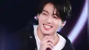 Jungkook de BTS luce sus calzoncillos Calvin Klein en vivo y sorprende a fans