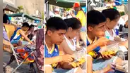 A falta de cuchara, utiliza una tarjeta de crédito de utensilio para comer sus alimentos en la playa