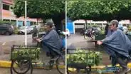 "Yo soy tu amigo fiel": hombre cautiva al llevar a su perro bien protegido de las lluvias