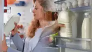 La razón por la que nunca debes guardar la leche en la puerta de tu refrigeradora