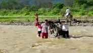 ¡Arriesgan sus vidas! Pobladores de Tumbes cruzan turbulentas aguas de quebrada cargando motocicleta