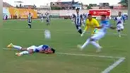 ¡Blooper! Canela remata sin arquero, pero el balón le choca en su compañero y se salva Alianza
