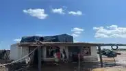 Familia instala carpa para habitar el techo de su vivienda por temor a nuevas inundaciones