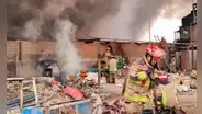 Comas: reportan incendio de grandes proporciones en depósito de reciclaje
