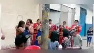 “Hermoso detalle”: quinceañera celebra su cumpleaños en puesto de venta de frutas de sus padres en Iquitos
