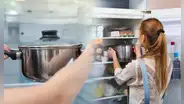 ¿Por qué nunca deberías guardar la olla con comida dentro de la refrigeradora?