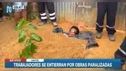 Obreros protestan enterrándose por construcciones paralizadas en Iquitos