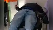 Trabajador de hospital es grabado durmiendo en sala de emergencia en La Libertad