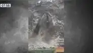 Graban el preciso momento en que cerro se derrumba y destruye viviendas en Piura