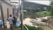 Familias de Piura abandonan sus viviendas tras colapso de desagües y falta de agua