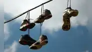 ¿Cuál es el significado de las zapatillas colgadas en los cables de luz? Te decimos