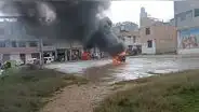 ¡Justicia con sus propias manos! Vecinos quemaron mototaxi de delincuentes en Cajamarca