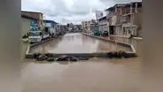 Río Tumbes se desborda en el centro de la ciudad tras crecida del caudal