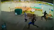 Momento exacto en el que 30 sicarios asesinan a 9 personas en un puerto pesquero de Ecuador