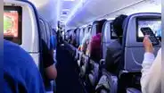¿Es bueno cargar tu teléfono en el puerto USB que algunos aviones poseen en sus asientos?