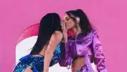 Becky G y Natti Natasha impactaron al besarse en vivo en el Festival Coachella