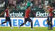 Chivas venció 2-0 a León y sueña con el pase a cuartos de final de la Liga MX