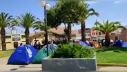 Migrantes ocupan plazas públicas de Tacna como vivienda tras no poder cruzar a Chile