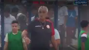 Lo desairó: Fossati se acercó a saludar a Comizzo, pero este se fue apenas acabó el partido