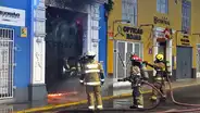 Bomberos rescatan a mujer adulta que quedó atrapada en medio de incendio en Trujillo