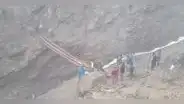 Comuneros arriesgan su vida y construyen puente artesanal en medio del abismo y el agua en Piura