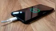 ¿Es malo que pongas a cargar tu teléfono toda la madrugada si aún tiene batería?
