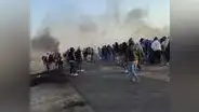 Policías agreden en el suelo a manifestante durante protestas en Tumbes