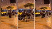 “El caballero de la noche se puso romanticón”: captan a Batman bailando boleros en una plaza