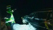 Cadáver salvó la vida al conductor de un coche fúnebre que quedó al borde del precipicio