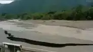 Captan preciso momento en que río destruye parte de una carretera en Piura