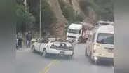 Caída de enorme roca sobre un auto en curso dejó 3 personas muertas en Apurímac