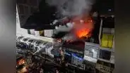 Fuerte incendio se registra en centro comercial ubicado en el centro de Arequipa