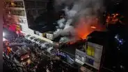 Incendio arrasó con puestos de 2 centros comerciales en Arequipa