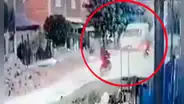 Momento en que ladrones en moto asaltan una ambulancia que llevaba a una niña con leucemia