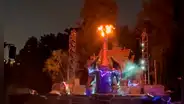 Momento en que dragón mecánico se incendia durante un show en Disneyland