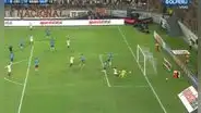 Pérez Guedes define por la huacha de Solís y pone el 1-0 de la 'U' al último minuto del primer tiempo