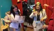 Recién egresada fue bañada con cerveza y gaseosa tras graduarse en Puno: “Muchas felicidades”